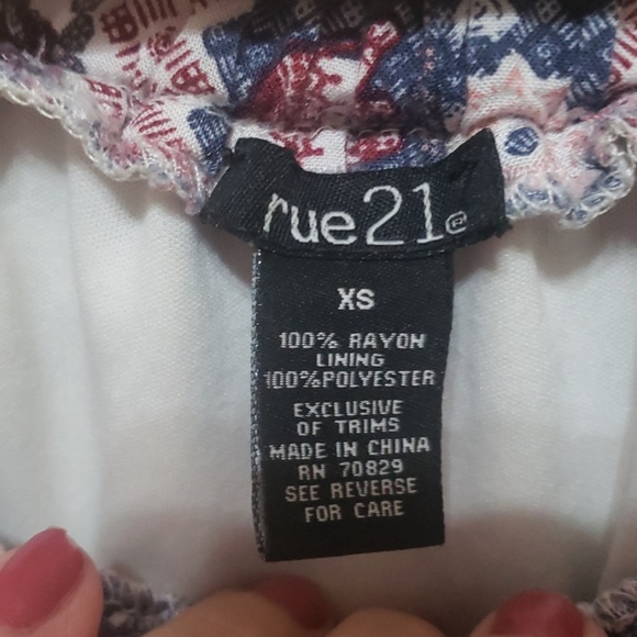 Girls XS off the shoulder white dress w/print - Picture 3 of 5